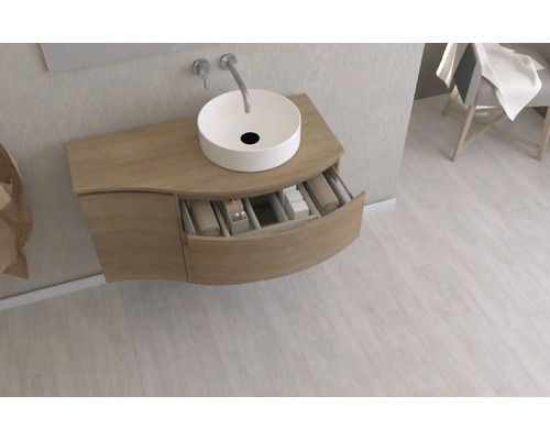 Umyvadlová skrinka s otvorenou zásuvkou, umývadlom na dosku a vodovodnou batériou v kúpeľni