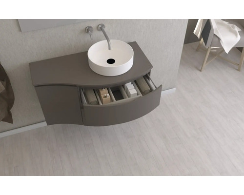 Kúpeľňa s umývadlovou skrinkou a umývadlom na dosku