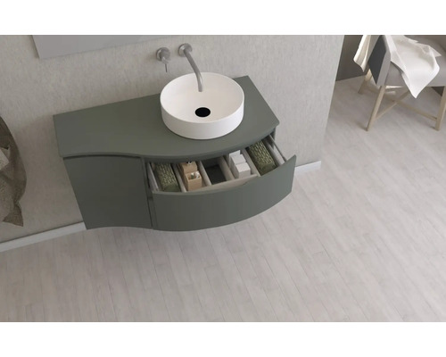 Moderná kúpeľňa s umývadlom, umývadlovou misou a otvorenou zásuvkou na uloženie kúpeľňových potrieb