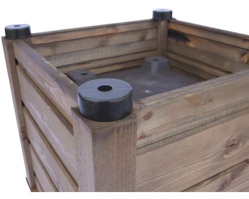 Detailný pohľad na drevený kvetináč s gumovými nožičkami