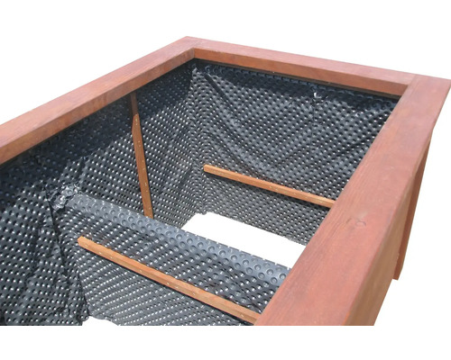 Vyvýšený záhon s nopovou fóliou a dreveným rámom