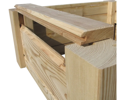 Detailný pohľad na drevený vyvýšený záhon