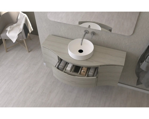 Kúpeľňa s umývadlovou skrinkou, umývadlom na dosku, batériou a zrkadlom