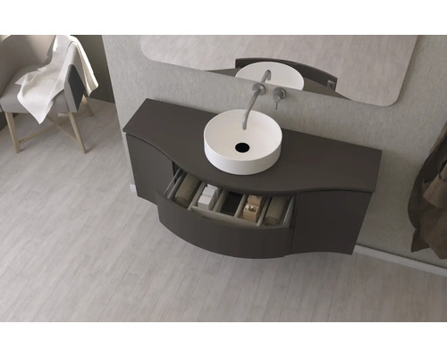 Kúpeľňa s umývadlom, skrinkou so zásuvkou a zrkadlom