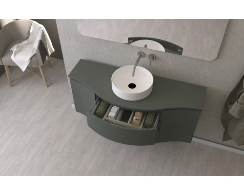 Skrinka pod umývadlo s otvorenou zásuvkou, umývadlo na dosku a zrkadlo v kúpeľni