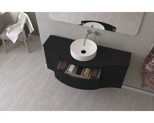 Moderná kúpeľňa s čiernou skrinkou pod umývadlo, umývadlom na dosku a zrkadlom