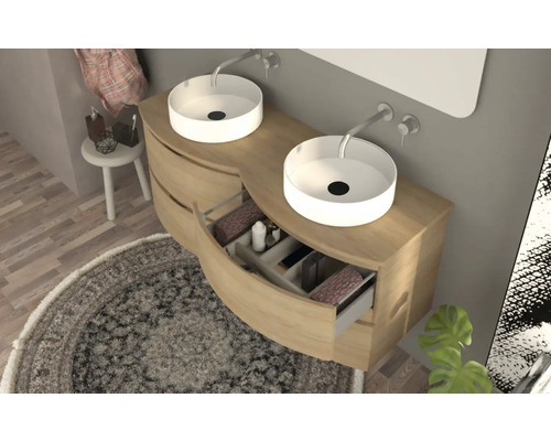 Kúpeľňa s drevenou skrinkou pod umývadlo, dvoma umývadlami na dosku a otvorenou zásuvkou