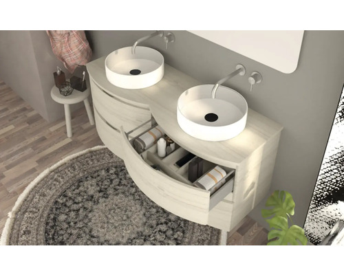 Kúpeľňa s umývadlovou skrinkou, umývadlami na dosku a otvorenou zásuvkou