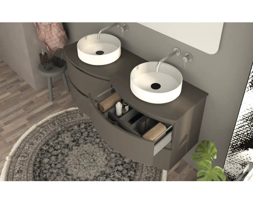 Kúpeľňa s umývadlovou skrinkou, dvoma umývadlami na dosku a otvorenou zásuvkou s uterákmi