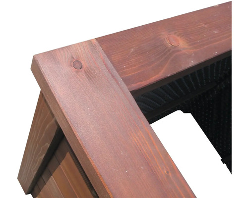 Detailný pohľad na drevený vyvýšený záhon