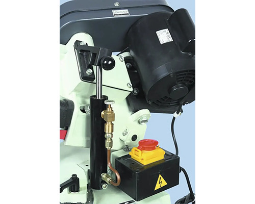 Detailný záber kovovej píly s motorom a bezpečnostnými prvkami