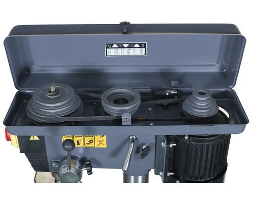 Detail stolnej vŕtačky s otvoreným remeňovým pohonom