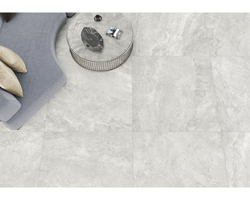 Interiérový pohľad s podlahovými dlaždicami, pohovkou a konferenčným stolíkom