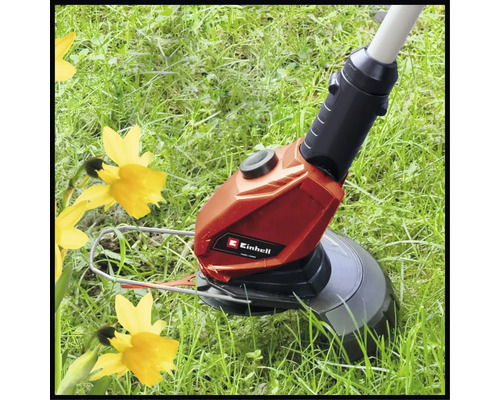 Vyžínač Einhell pri použití v tráve