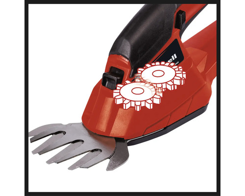 Detailný záber akumulátorových nožníc na trávu s protiľahlými nožmi.