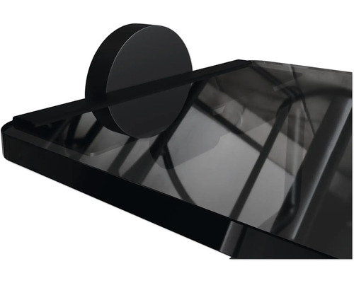 Detailný pohľad na čiernu sklenenú policu s nástenným upevnením