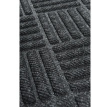 Detailný pohľad na čistiacu rohož s geometrickým vzorom.