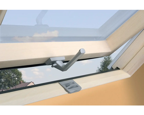 Detail otvoreného strešného okna s kľučkou