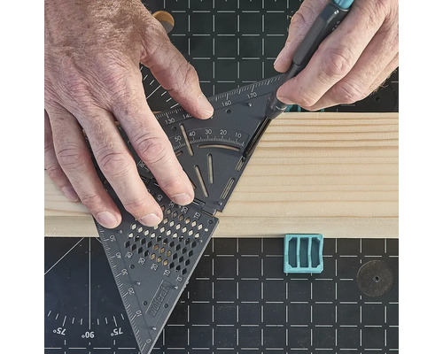 Používateľ s uhlomerom na značenie dreva