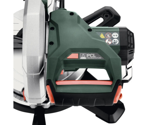 Detail panelovej píly s rukoväťou a bezpečnostnými nálepkami