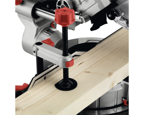 Pokosová píla so zverákom obrobku na spracovanie dreva