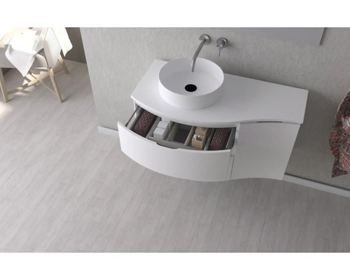 Moderná kúpeľňa s bielou umývadlovou skrinkou a otvorenou zásuvkou na úložný priestor