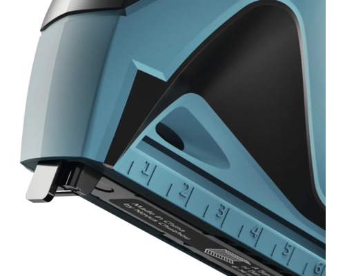 Detailný pohľad na zošívačku s mierkou