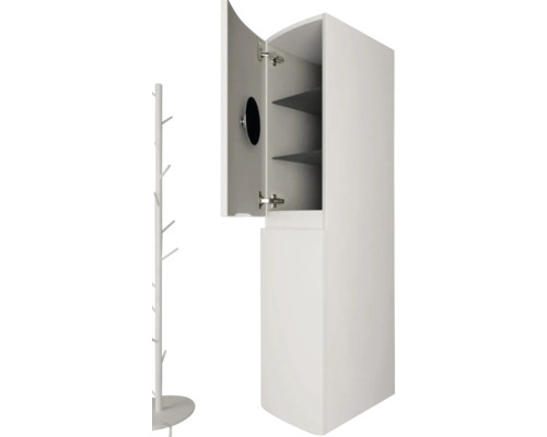 Vysoká skrinka s otvorenými dverami a úložnými policami