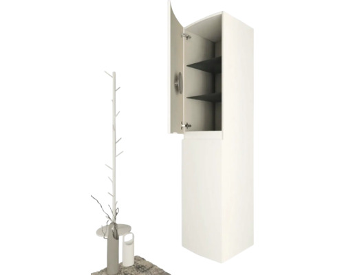 Kúpeľňová skrinka s otvorenými dverami a policami a vešiak na oblečenie