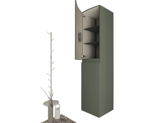 Vysoká skriňa s otvorenými dverami a policami vedľa vešiaka na kabáty