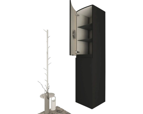 Scéna s vysokou skriňou s policami a vešiakom na kabáty