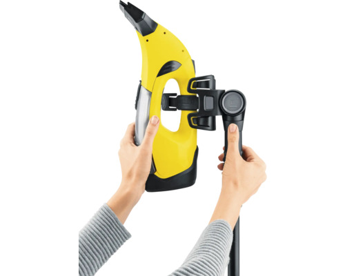 Akumulátorová stierka na okná s tyčou v rukách