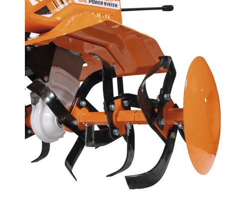 Detail záhradnej motyky s rotujúcimi nožmi