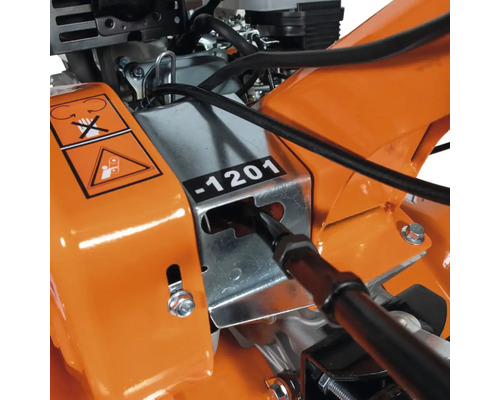 Detailný záber motorového kultivátora s varovaním pre bezpečnú prevádzku.