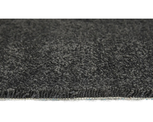 Detailný pohľad na sivý koberec