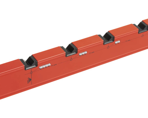 Vodováha s čiernymi značkami a údajmi o vzdialenosti