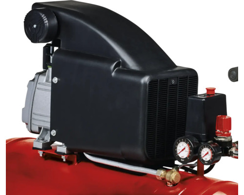 Detailný pohľad na kompresor s ukazovateľom tlaku