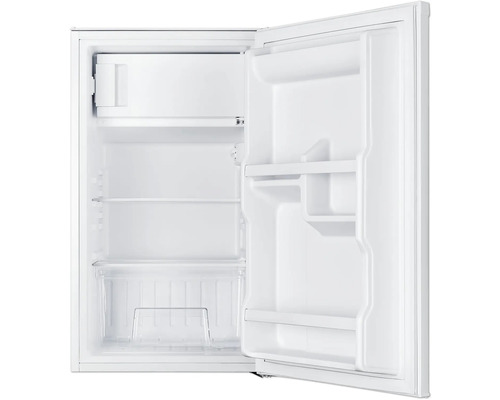 Otvorená biela chladnička s policami