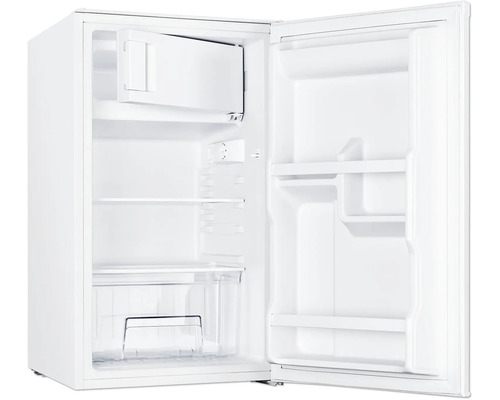 Otvorená malá biela chladnička s policami