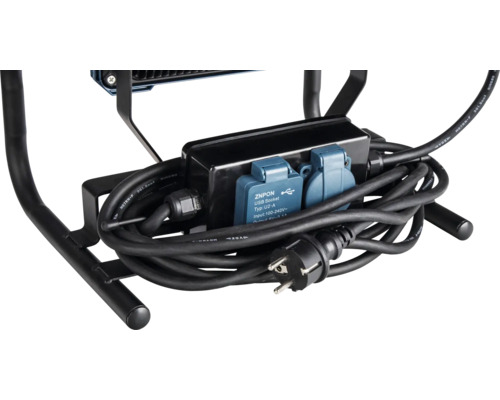 Detailný záber kábla stavebného reflektora s USB portom