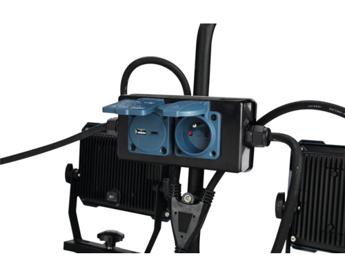 Detailný pohľad na rozvodný blok stavebného reflektora s USB a zásuvkovými prípojkami