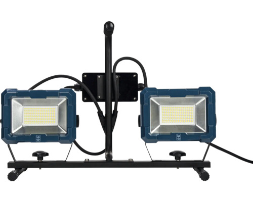 LED stavebný reflektor so statívom na použitie na stavbách