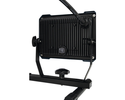 Zadná strana LED reflektora so statívom a spínačom