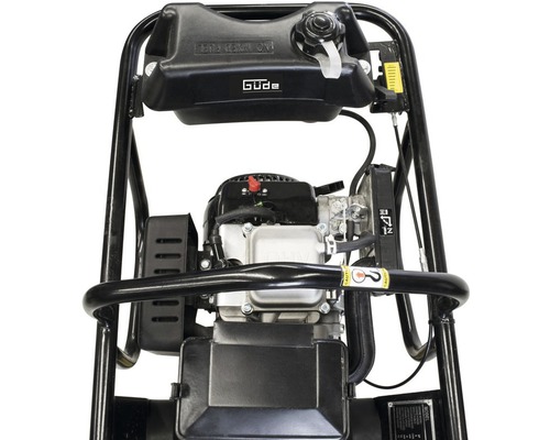 Detailný pohľad na vibračnú dosku s logom Güde.