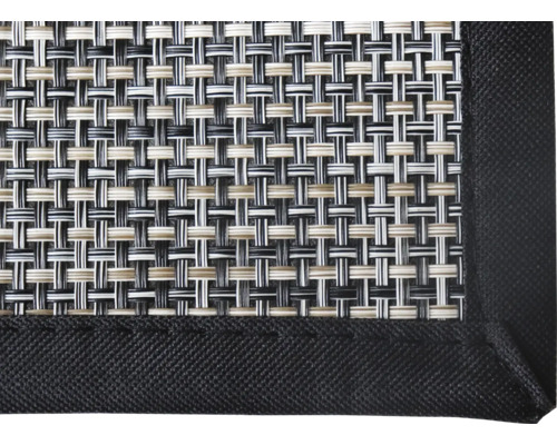 Detailný pohľad na prestieranie s pleteným vzorom a čiernym okrajom