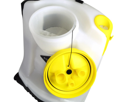 Detailný pohľad na postrekovač na ochranu rastlín s plniacou nálevkou a otvoreným vekom nádrže