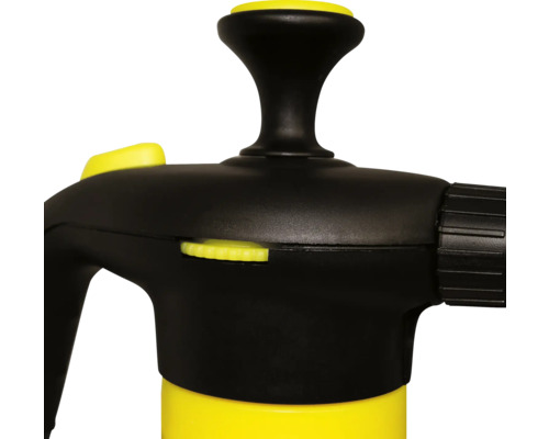 Detailný pohľad na záhradný postrekovač s čiernou rukoväťou a žltými ovládacími prvkami