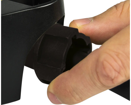 Detailný záber osoby pripevňujúcej komponent na iný komponent