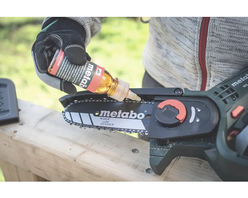 Osoba olejovania reťazovej píly Metabo.