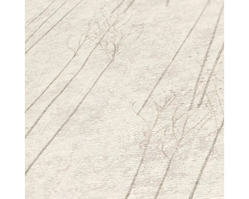 Detail tapety s motívom stromov a vzhľadom dreva.